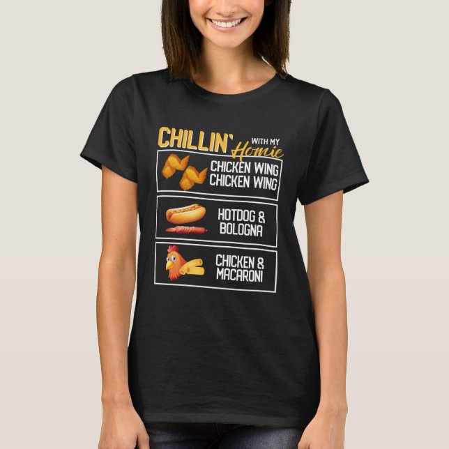 Chillar med min kompis Chicken Wing Macaroni Hotdo T Shirt (Framsida)