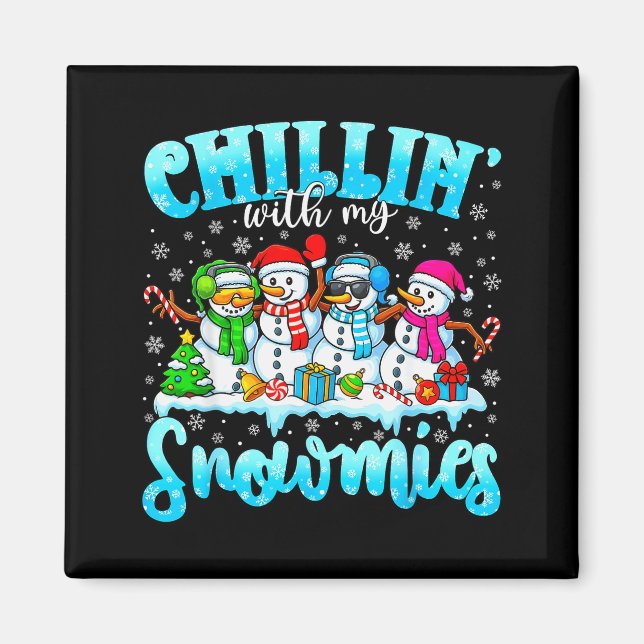 Chillar med mina snökompisar Rolig jul snöman  Magnet (Framsidan)