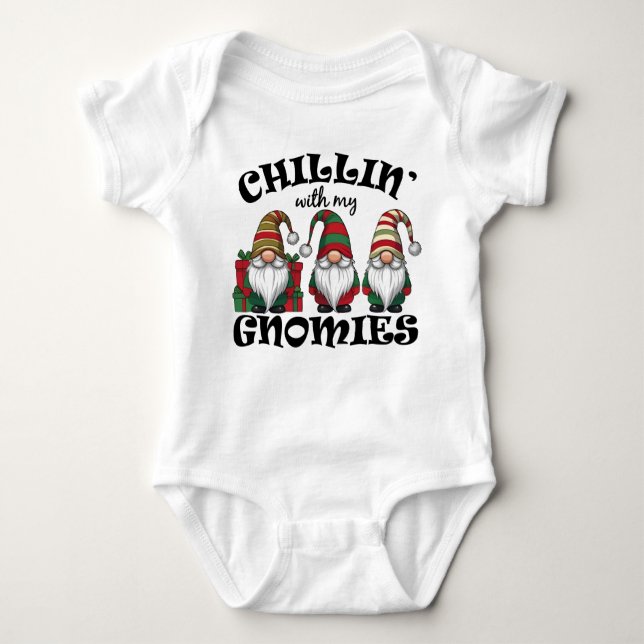 Chillar med mina Tomtar Hänger Ut Tomte T Shirt (Framsida)