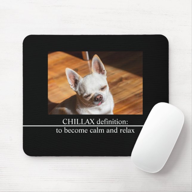 Chillax Chihuahua sömnig uppmjukat tunga ut Foto Musmatta (Med mus)