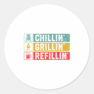 Chillin Grillin Refillin Bbq Pit Kött Smoker Grill Runt Klistermärke
