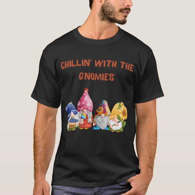 Chillin med Gnomies T Shirt (Framsida)