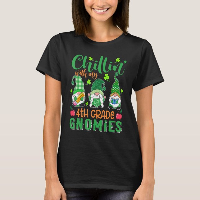 Chillin med min 4:e Klass Gnomies St patricks day T Shirt (Framsida)