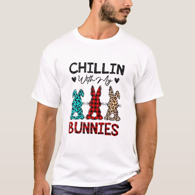 Chillin med min Bunnies yndiga Påsk Dag Red Play T Shirt (Framsida)