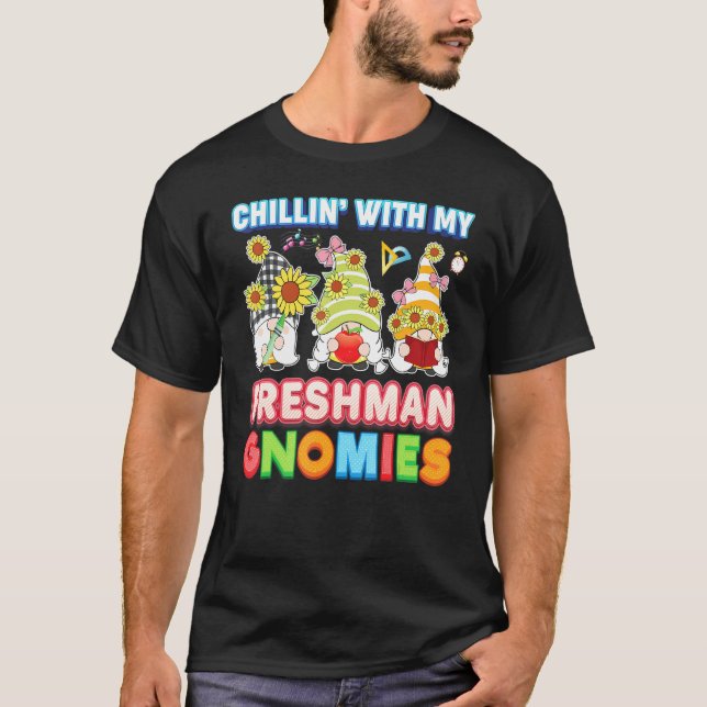 Chillin med min Freshman Gnomies Lacher Kid Stude T Shirt (Framsida)
