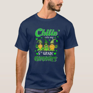 Chillin med min Gnomies 5:e Klass-Lycklig-St-Patri T Shirt