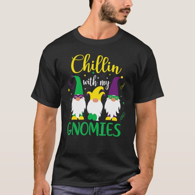 Chillin med min Gnomies Cute Gnome Mardi Gras Carn T Shirt (Framsida)