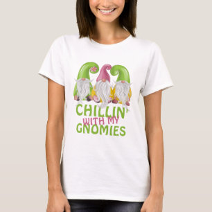 Chillin med min Gnomies Gnome Humor T Shirt