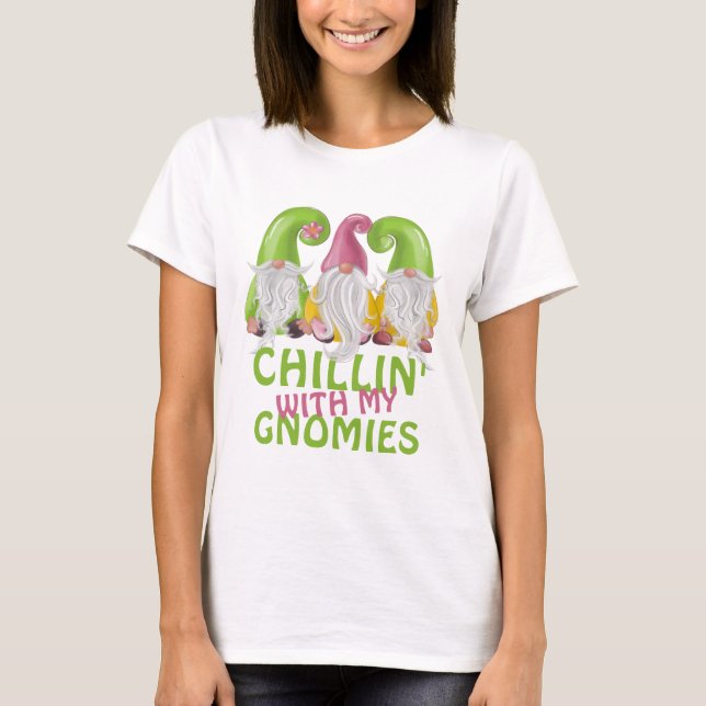 Chillin med min Gnomies Gnome Humor T Shirt (Framsida)