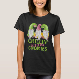 Chillin med min Gnomies Gnome Humor T-Shirt