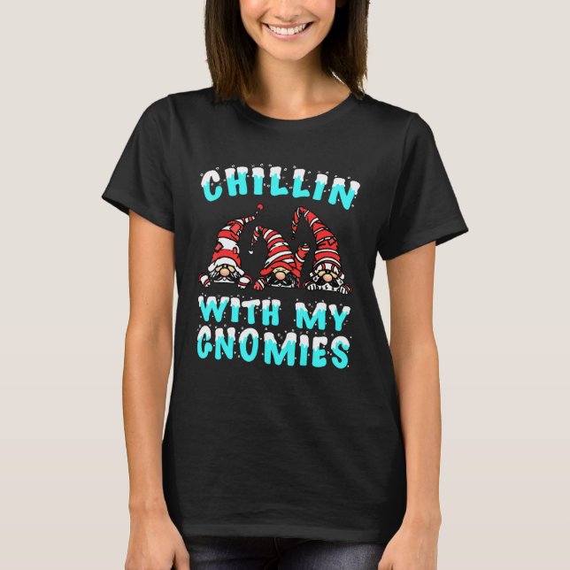 Chillin med min Gnomies Jultomten Garden Gnome C T Shirt (Framsida)