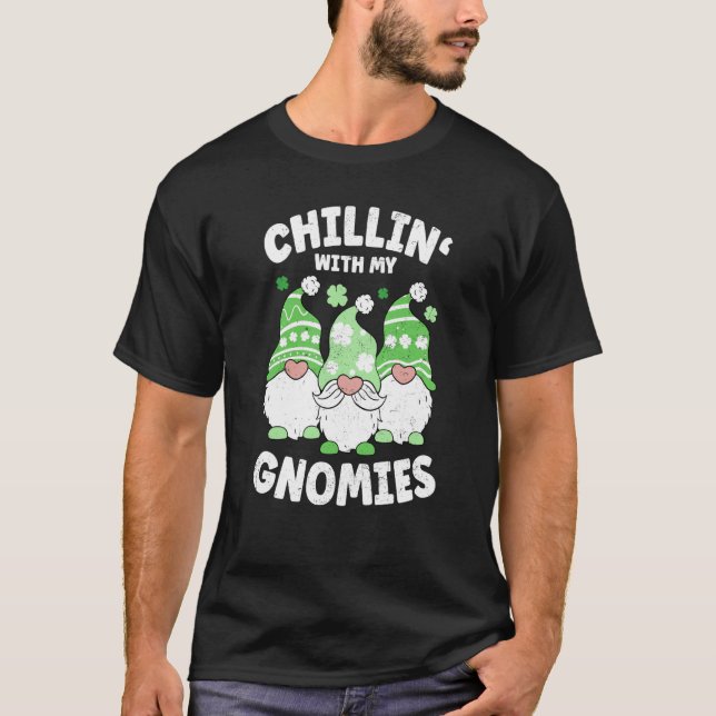 Chillin med min Gnomies St patricks day T Shirt (Framsida)