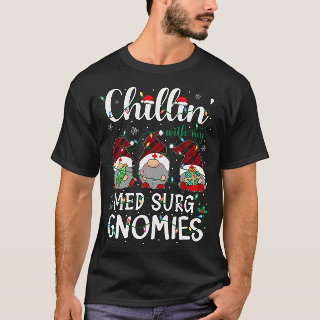Chillin med min Med Surg Nurse Gnomes T Shirt (Framsida)