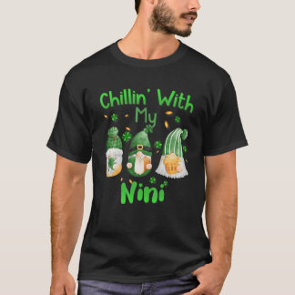 Chillin med min Nini-Grönt Play Gnomes St Patrick T Shirt