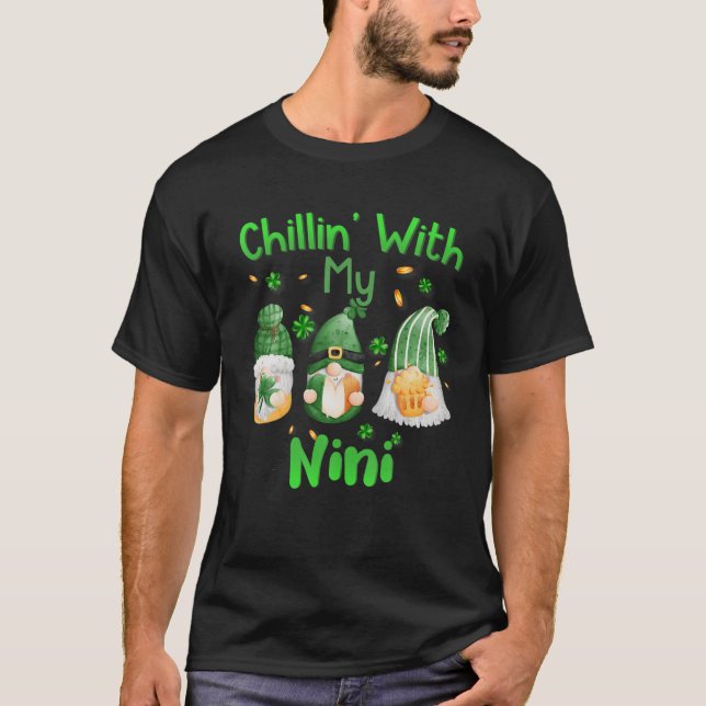 Chillin med min Nini-Grönt Play Gnomes St Patrick T Shirt (Framsida)