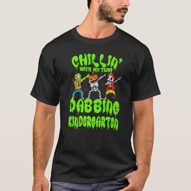 Chillin med min Zombie Pumpkin Skeleton Kindergart T Shirt (Framsida)