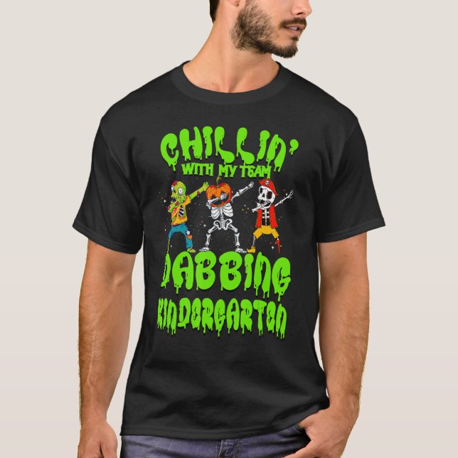 Chillin med min Zombie Pumpkin Skeleton Kindergart T Shirt (Framsida)