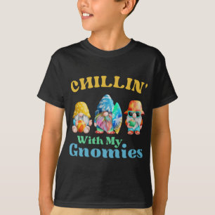 Chillin med mina gnomier Beach gnomes med surfboar T Shirt