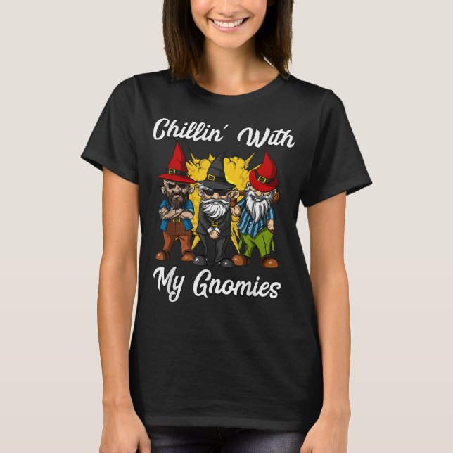 Chillin med mina gnomier. Garden gnomes christmas  T Shirt (Framsida)