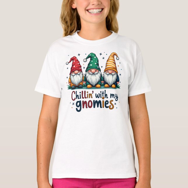Chillin’ med mina gnomier t shirt (Framsida)