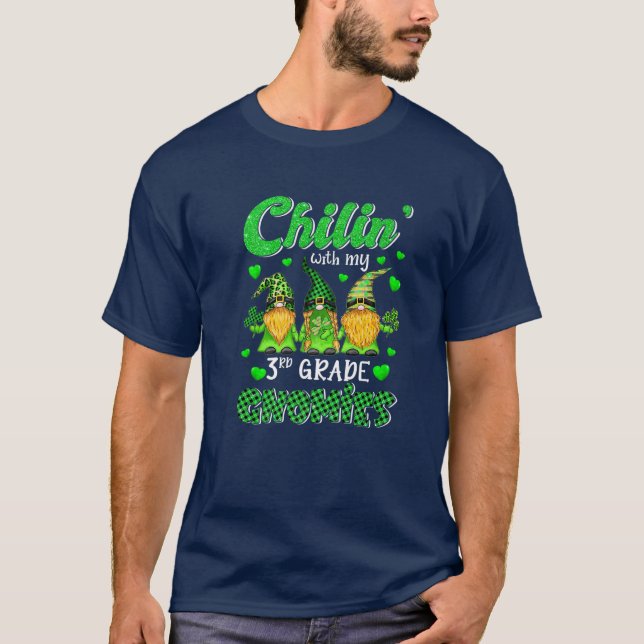 Chillin med mina Gnomies 3Rd Klass Lycklig St Patr T Shirt (Framsida)