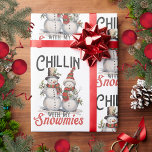 Chillin med mina snutar, julen Rustic Snögubbe Presentpapper<br><div class="desc">Detta söta och rustiska snögubbe-inslagna pappra kännetecken och ett vackert par snögubbe i traditionella hattar och halsdukar och sprinklade med hollier och bär med ord "Chillin" med mina snutar.</div>
