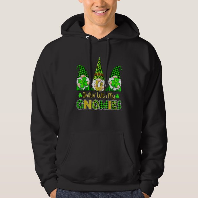 Chillin med mina St patricks day Gnome Iris Hoodie (Framsida)