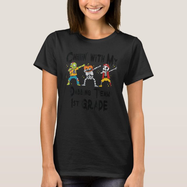 Chillin med Zombie Pumpkin Skeleton Dab 1:a Gr T Shirt (Framsida)