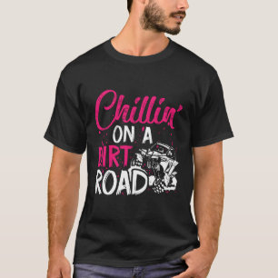 Chillin på en smutsig vägsida vid sidan av utv t shirt