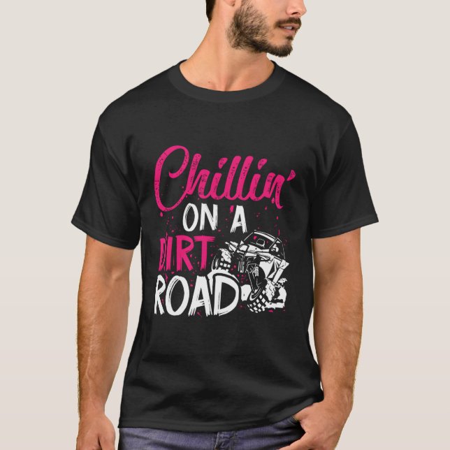 Chillin på en smutsig vägsida vid sidan av utv t shirt (Framsida)