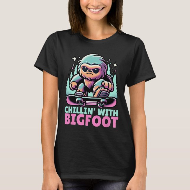 Chillin’ with Bigfoot Alpine Winter Snowboa T Shirt (Framsida)