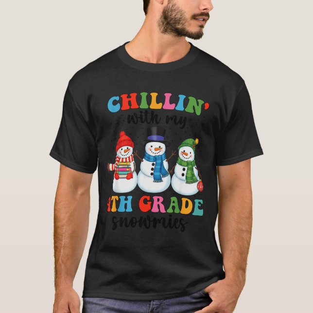 Chillin With My 4th Grade Snowmies Christmas Teach T Shirt (Framsida)