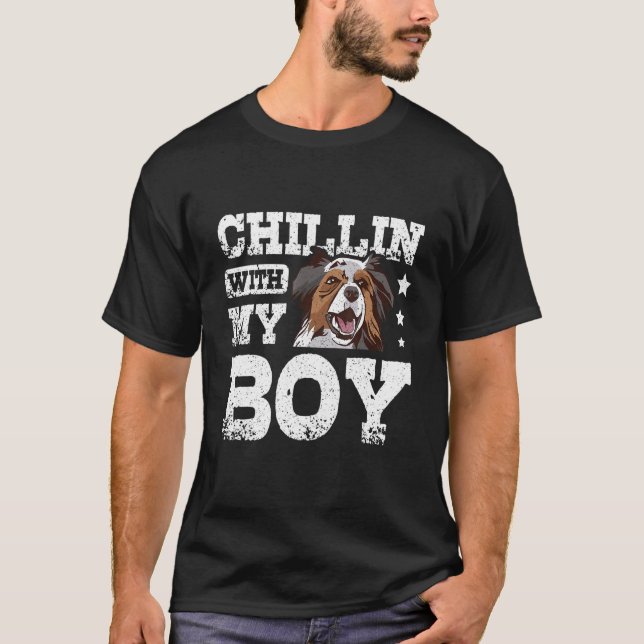 Chillin with my boy aussie australian shepherd t shirt (Framsida)