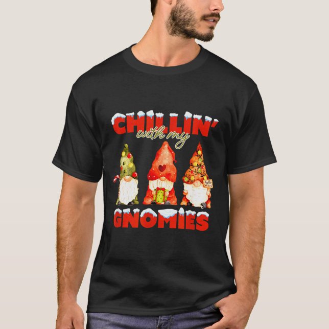 Chillin' With My Gnomies Christmas Matching Family T Shirt (Framsida)