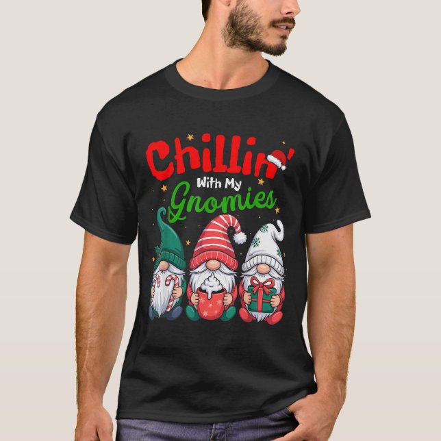 Chillin' With My Gnomies Funny Christmas Gnome Fam T Shirt (Framsida)