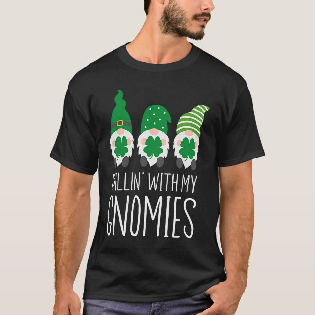Chillin with my Gnomies St Patrick's Day T Shirt (Framsida)