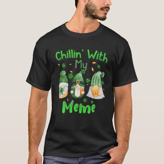Chillin With My Meme Green Plaid Gnomes St Patrick T Shirt (Framsida)