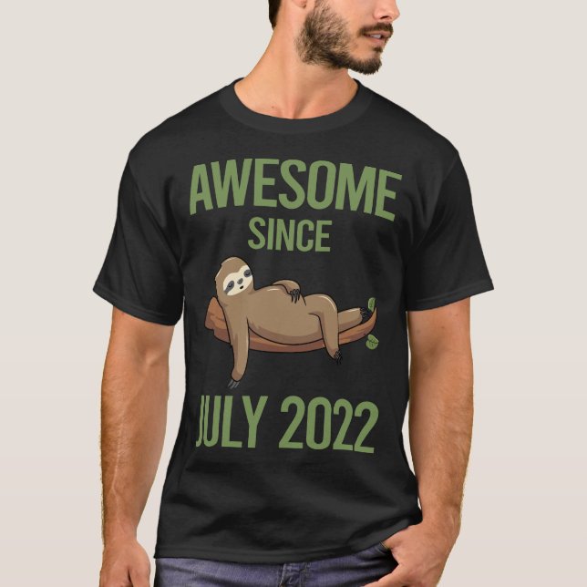 Chilling Sloth - juli 2022 T Shirt (Framsida)