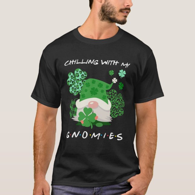 Chilling With My Lucky Gnomies St Patrick s Day Gn T Shirt (Framsida)