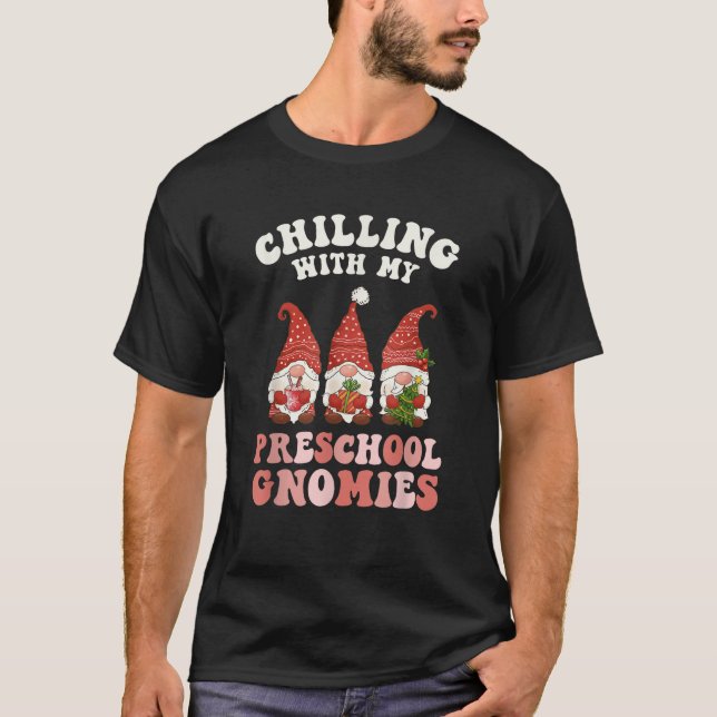 Chilling With My Preschool Gnomies Teacher Christm T Shirt (Framsida)