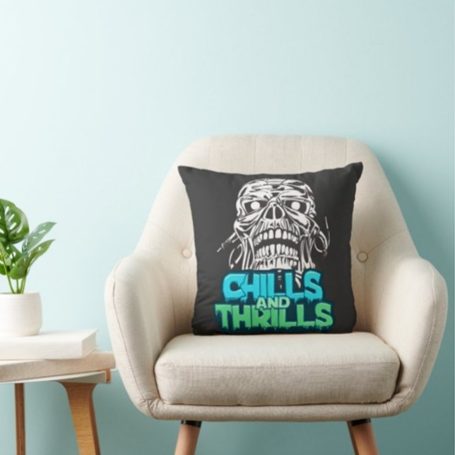 Chills och Thrills Skullgrafik Halloween-skräckupp Kudde (Skapare uppladdad)