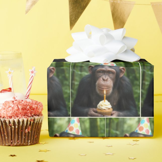 Chimpanzee Holding a Birthday Cuptårta Presentpapper (Födelsedagsfest)