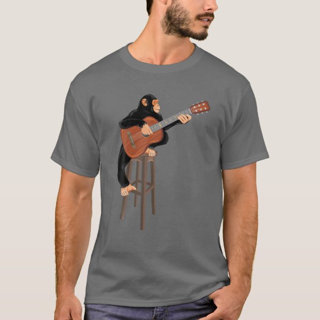 Chimpanzee spelar akustisk gitarr. Funny Monkey T Shirt (Framsida)