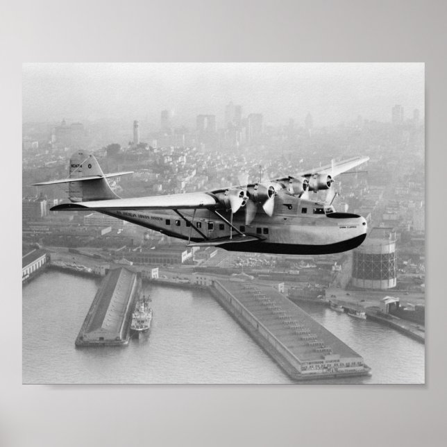 China Clipper Flies Boat Over San Francisco 1922 Poster (Framsidan)