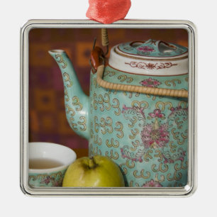 China, Hongkong. Traditionell kinesisk tekanna och Julgransprydnad Metall