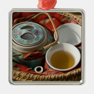 China, Hongkong. Traditionell kinesisk tekanna och Julgransprydnad Metall