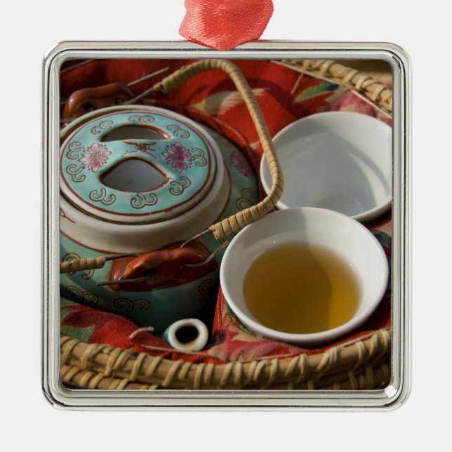 China, Hongkong. Traditionell kinesisk tekanna och Julgransprydnad Metall (Framsidan)