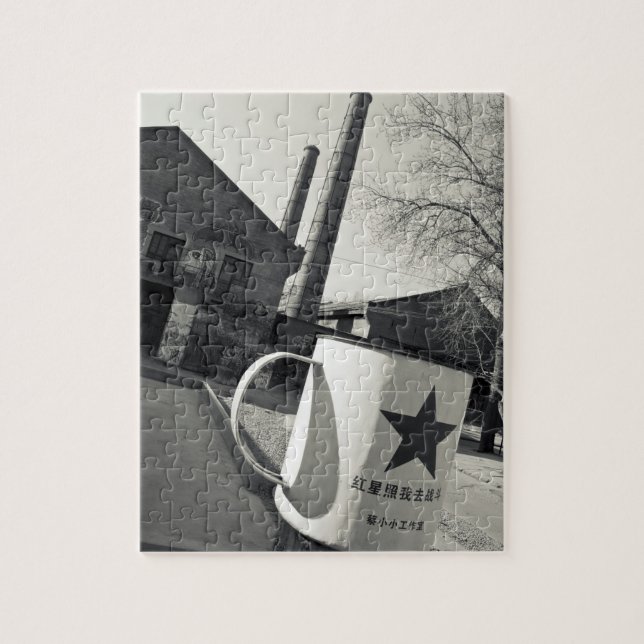 China, Peking, Chaoyang District. Dashanzi 798 2 Pussel (Vertikal)