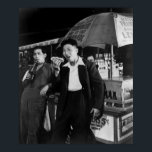 China Seamen Eat Junk Food, 1942 Poster<br><div class="desc">Gamla foto av kinesiska sjömän som äter hett hundar och drickssoda,  1940-talet. Foto taget 1942 av fotografen Edward Gruber.</div>