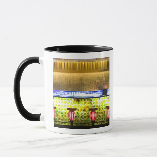 China, Shanghai. Pub i Xin Tian Di pub 2 Mugg (Vänster)